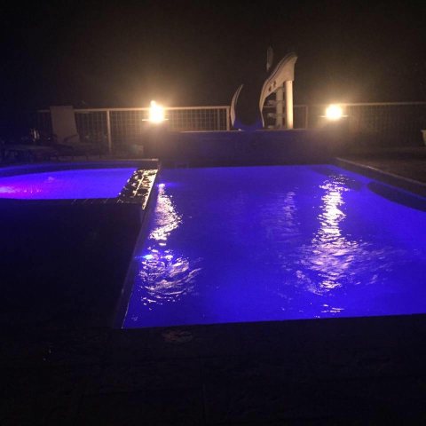 Tanning Ledge Round installed pool